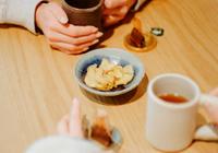 博多座周辺の穴場カフェバーSKIFFでティータイムをする2人の女性