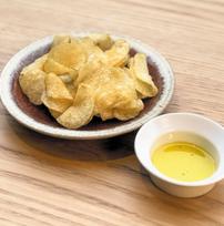 中洲博多座周辺の穴場カフェバーSKIFFメニューのGohGan Truffle Oil Potato Chips (ゴーガン トリュフオイル ポテトチップス)