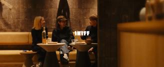 博多座周辺の穴場カフェバーSKIFFでプライベートサウナ後に談笑にふける4人の男女