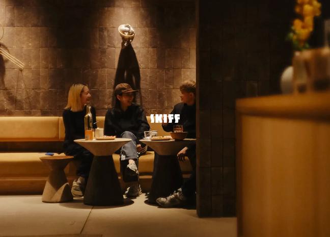 博多座周辺の穴場カフェバーSKIFFでプライベートサウナ後に談笑にふける4人の男女