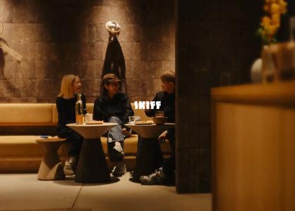 博多座周辺の穴場カフェバーSKIFFでプライベートサウナ後に談笑にふける4人の男女