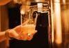 博多座周辺の穴場カフェバーSKIFFでHobo BrewingのIPA生ビールを注ぐ女性の手