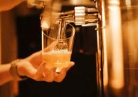 博多座周辺の穴場カフェバーSKIFFでHobo BrewingのIPA生ビールを注ぐ女性の手