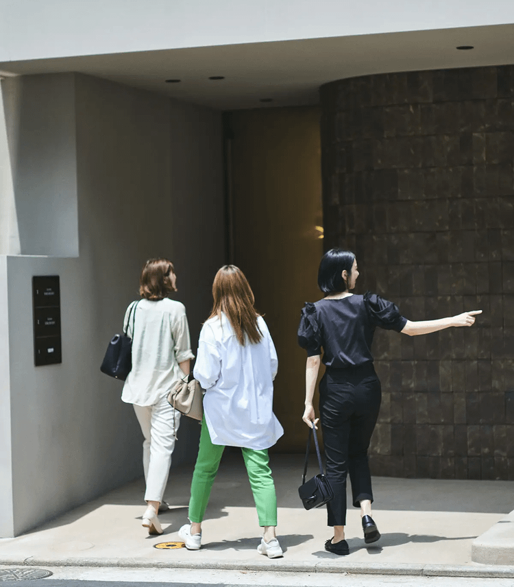 sakurado skiffへ入店する女性3名