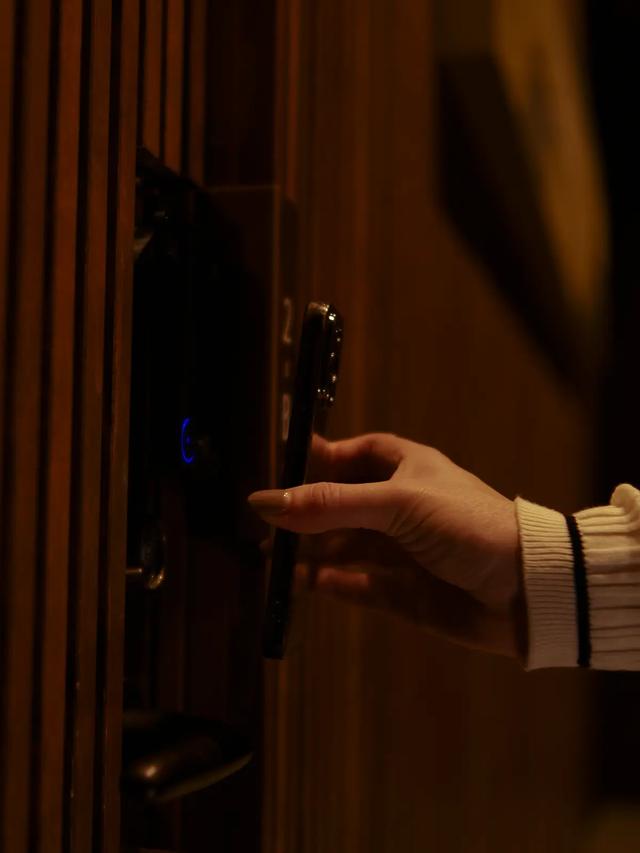 ルームドアのQRコードリーダーにかざすスマホ