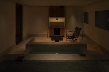 海に浮かぶ船のようにお湯と水風呂を中央にレイアウトしたプライベートサウナ