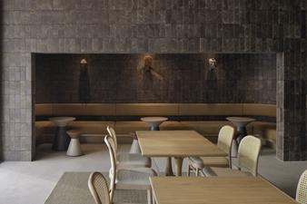 福岡博多プライベートサウナSAUNA SAKURDO 1F の カフェ SKIFFのアートが飾られた店内