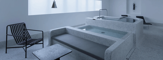 海に浮かぶ船のようにお湯と水風呂を中央にレイアウトしたプライベートサウナ