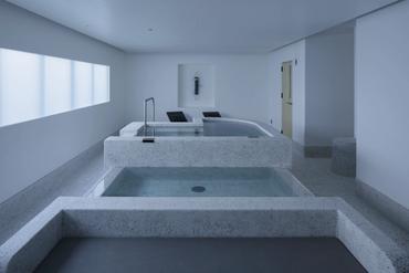 海に浮かぶ船のようにお湯と水風呂を中央にレイアウトしたプライベートサウナ