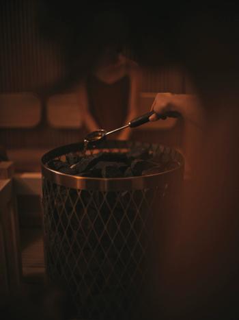 プライベートサウナでロウリュを楽しむ女性