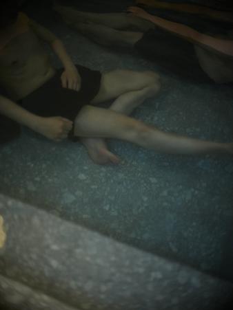 水風呂に入る人