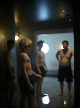 2-B サウナルームで会話を楽しむ男性たち