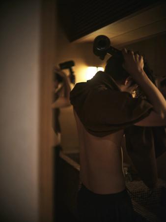 2-B サウナルームで髪を乾かす男性