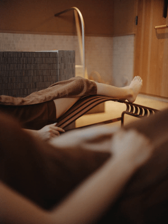 ベンチで整う女性二人