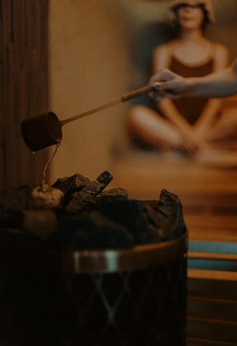 サウナストーンにロウリュ水をかける