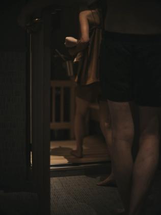 3-D サウナルームへ入る人たち