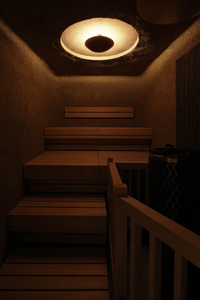 サウナストーンにロウリュ水をかける