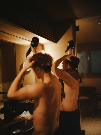 髪を乾かす女性二人