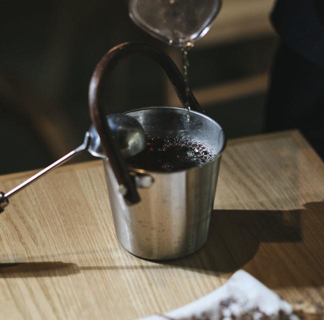 自然由来のほうじ茶ロウリュの作る様子