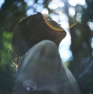 自然由来のRetocosに森で想いに耽る女性