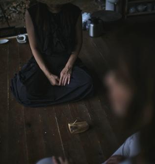 sakuradoのためのハーブフレグランスを見極める三田さん