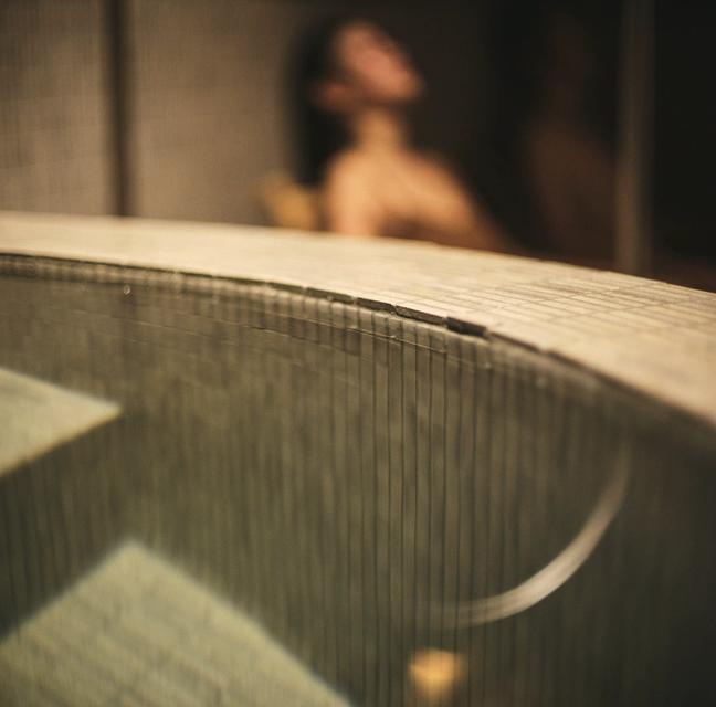 プライベートサウナルームで超軟水の水風呂に入った後にととのう男女カップル