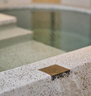 プライベートサウナルーム2-Aで水風呂にかけながさる超軟水