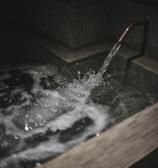 プライベートサウナルーム3-Dで水風呂にかけながさる超軟水