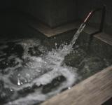 プライベートサウナルーム3-Dで水風呂にかけながさる超軟水