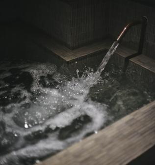 プライベートサウナルーム3-Dで水風呂にかけながさる超軟水